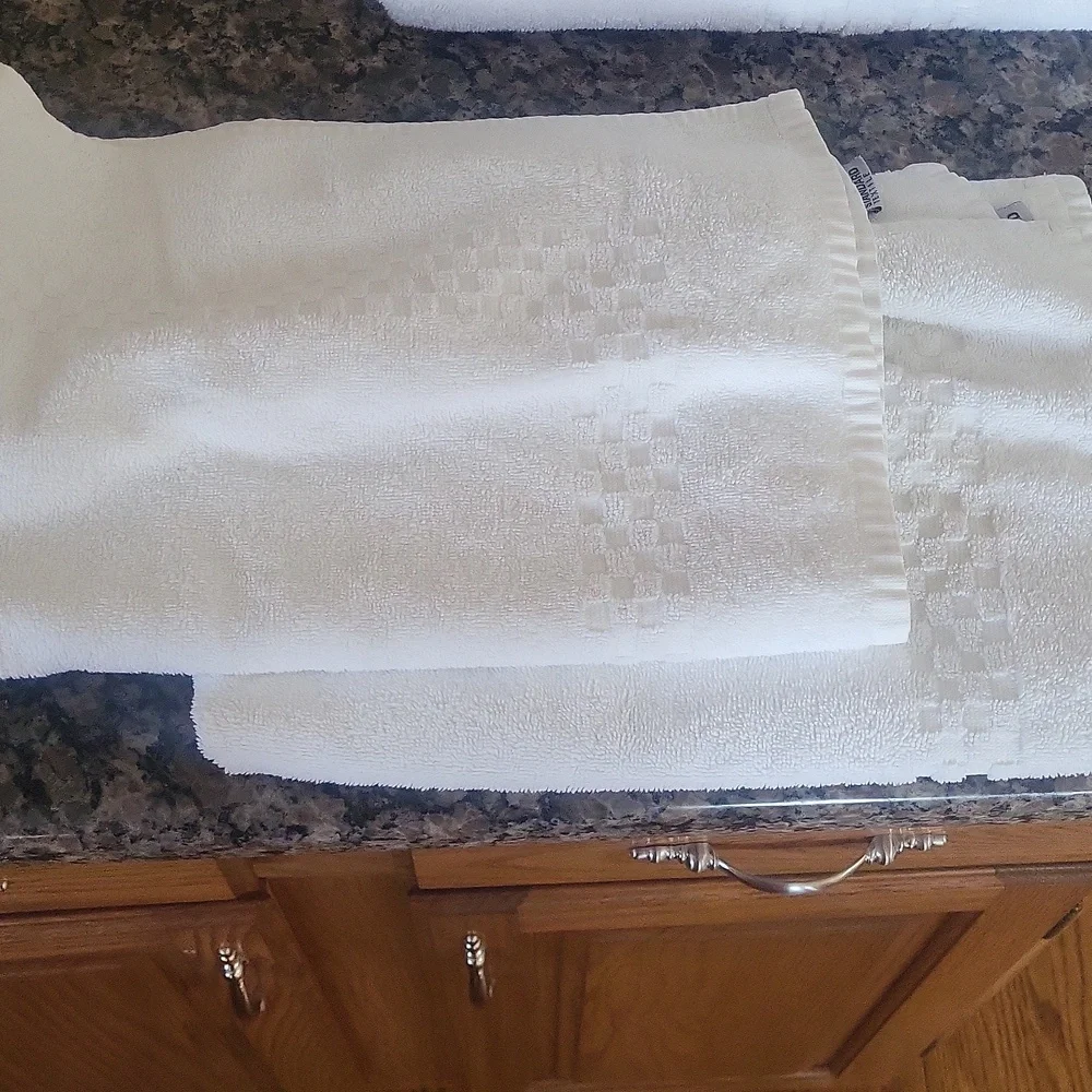 COPY Lot of 6 White Towel Set like new bath towel  x 2, rug x 2, hand towel 2